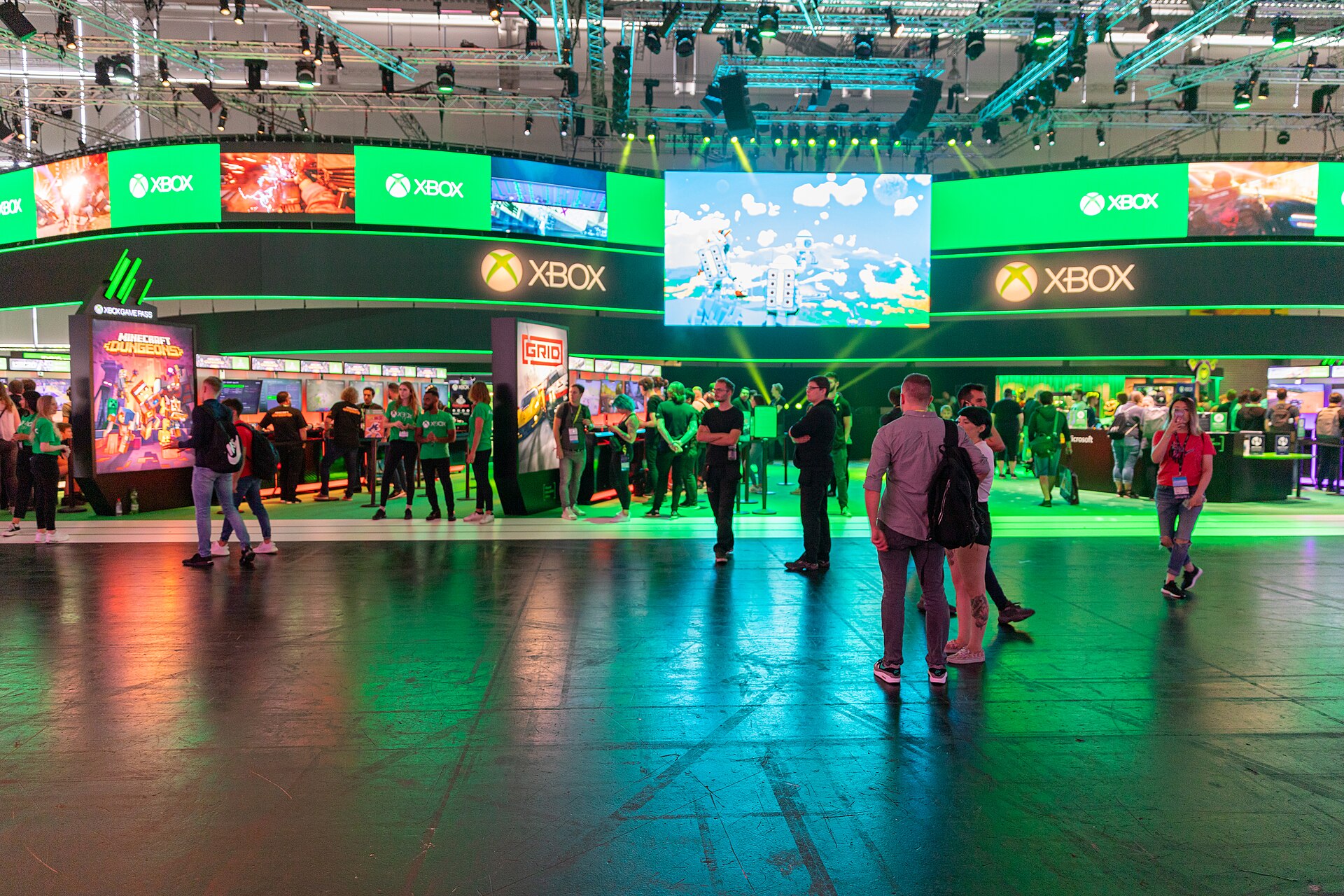 Visitors stand in front of the green Xbox exhibition stand at Gamescom in Cologne.