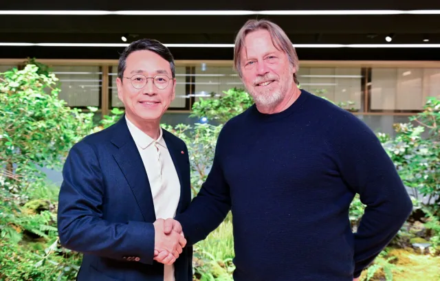 Jim Keller and Cho Joo-wan shake hands at an LG office.